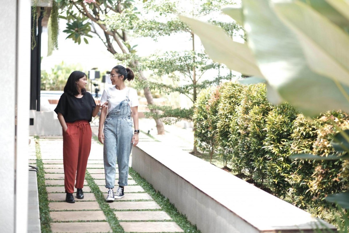 Naya Anindita sedang berjalan di jalanan setapak bersama host MLDSPOT TV